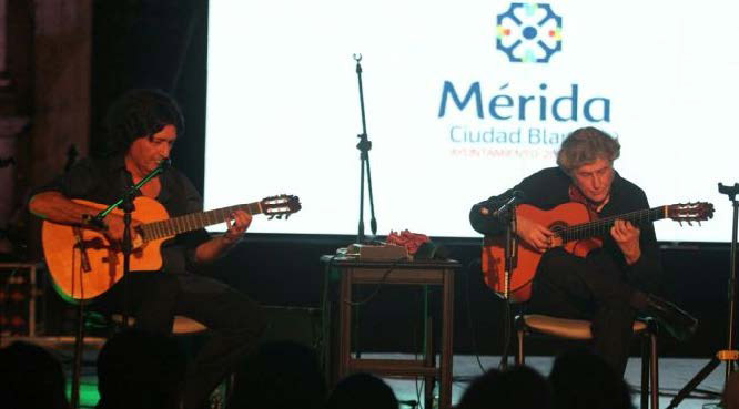 CULTURA, MÉRIDA STRUNZ & FARAH VUELVE A DELEITAR AL PÚBLICO CON SUS GUITARRAS EN ATRIO DE LA CATEDRAL